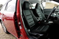 シートフレームの剛性アップなど、基本設計から見直したというフロントシート。「XD」および「20S」のシート表皮は、ブラックのクロスのみとなる。