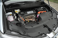 パワーユニットのアウトプットに変わりはないが、より効率的なエネルギー回生を行うなどした結果、燃費は21.0km/リッターから22.4km/リッター（JC08モード）へと向上した。