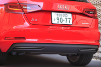 リフレクター付きのバンパーや、専用デザインのディフューザー、サイドスカートなども「e-tron」の目印である。