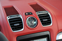 「ボクスター スパイダー」には走行モード切り替え機構やストップウオッチなどからなる「スポーツクロノパッケージ」が標準装備される。