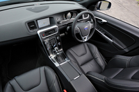 オフブラックの要所要所にシルバーをあしらった内装色がオトナっぽい落ち着いた雰囲気を醸しだす（写真は「V60 T6 AWD R-DESIGN」）。