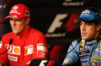 2005年に見られなかった新旧チャンピオン対決が今年実現。シーズン序盤にポイントを稼いだアロンソ（右）対、ヨーロッパラウンドに突入し復活の狼煙をあげたシューマッハー（左）。5戦を終えふたりのポイント差は13点、シーズンはまだ13戦も残っている。（写真＝Renault）