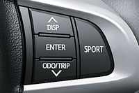 ステアリングホイールに備わるスポーツモードのスイッチ（右）。上のスイッチではマルチインフォメーションディスプレイの表示内容を切り替えられる。