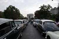 10月9日、パレード出発前。朝8時頃から凱旋門に続くフォッシュ通りにDSが続々と集合。