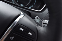 ステアリングホイールに装備されるシフトパドル。「SPORTモード」選択時に操作するとマニュアルモードに入り、「＋」側のパドルを長押しすると解除される。
    