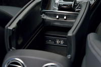 フロントの左右座席間にあるひじかけの下は、小物の収納スペースになっている。SDカードの挿入口やUSBコネクターは標準装備。