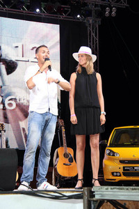 来年の「スマートタイムズ12」開催地はアントワープ。ベルギーのスマート広報担当責任者（右）は「ベルギーといえばビールとフライドポテト。お待ちしてまーす!!」とアピールした。