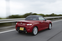 ボディーカラーはテスト車の「マタドールレッドパール」を含む全8色の設定。ドアミラー、ルーフ、バックパネルのみ、全車共通でブラックとなっている。