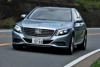 新型「Sクラス」のCd値は、従来モデルを0.02下回る0.24。外板デザインだけでなく、接合部のシーリングやアンダーボディーに至るまで徹底的に空力特性が追求されている。