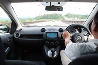 2011年6月のマイナーチェンジで、メーターの色（白→黒）やシフトレバーの加飾などが変更された。目には見えないが、フロントの遮音ガラスは「13-SKYACTIV」だけの装備である。