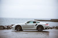 先代モデルに比べて、ホイールベースは100mm延長。フロントのトレッドも「ターボ」で51mm、「ターボS」で49mm拡大されている。「その結果、走行中の安定性が高まった」とはポルシェの弁。