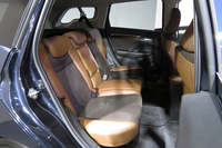 「シャトル ハイブリッドZ」のリアシート。
    