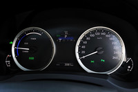 「IS300h」のメーター。二眼式の左側は、ハイブリッドシステムインジケーターとタコメーターに切り替わるようになっている。