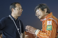 3代目ロードスターのチーフエンジニア貴島孝雄さん（左）と津々見友彦さん。