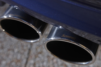 排気系は、AKRAPOVIC（アクラポビッチ）社の手になるステンレス製エキゾーストシステムがおごられる。マフラーエンドは4本出し。
    