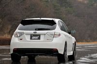 大型ルーフスポイラーやアンダースポイラーで個性を主張するリアビュー。ボディカラーは、写真の白（サテンホワイトパール）のほか、青（WRブルーマイカ）、灰（ダークグレーメタリック）、赤（ライトニングレッド）も用意される。