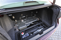 燃料タンクは前席下、リチウムイオンバッテリーはトランクルームのフロア下に搭載されている（奥の銀のコンポーネント）。