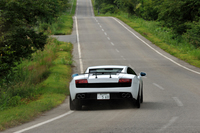 「ビアンコ・オパリス」と呼ばれる白のボディーカラーはこのモデル限定のもの。光を強く反射する粒子の層が追加されており、ひと味違った輝きを放つ。