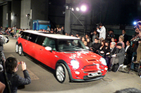 全長6.3mの「MINI」が、ファッションショーに乱入！の画像