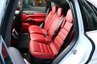 テスト車の内装には「ターボS」専用のツートンカラーレザーパッケージが採用されていた。