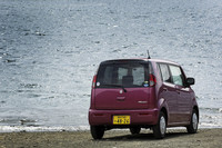 2425mmのホイールベースは、従来型から65mm延びている。スズキは、ロングホイールベース＆ロングルーフを外観の特徴にうたっている。コンビネーションランプの造形など、リアビューには先代の面影を残す。