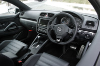 「シロッコR」のインテリア。レザー3本スポークマルチファンクションステアリングホイール、ブルー指針のメーターが“R”のスポーティさを演出する。HDDナビゲーションシステム「RNS510」も標準装備。