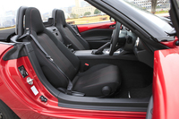 運転席側から見た「Sスペシャルパッケージ」のインテリア。助手席グローブボックスはないものの、シートバックの後ろに設けた収納ボックスなどにより、従来モデルと同等の収納力を確保しているという。
    