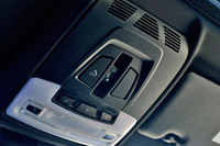 前席の頭上には「BMW SOSコール」のスイッチが備わる。事故時や緊急時には、車両の通信機能を介してサポートサービスが受けられる。