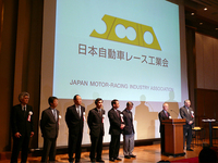 右端から会長の林さん、副会長の大岩さん、順不同で東京R&Dの間宮さん、戸田レーシングの戸田さん、ケン・マツウラさん、ウエストレーシングカーズの神谷さん、ムーンクラフトの由良さん。