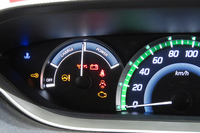 ハイブリッドシステムの作動状態を示すパワーメーターが装備されている。