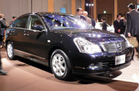 【写真上】新型「ブルーバード・シルフィ」と、日産自動車の志賀俊之代表取締役最高執行責任者（COO）