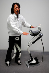 体重支持型歩行アシスト。脚力が低下した人のためだけでなく、脚に代わって機械が体重を支えてくれることから、中腰になって作業を行う際の疲労軽減にも役立つ。実際にホンダの生産ラインでも使用されているという。