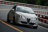 いかにもアルファ・ロメオらしく、前後の外輪をうまく接地させたコーナリングフォームをとる「ミト」。旋回速度は速い。