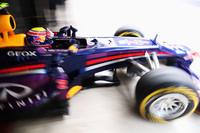 ベッテルとは違う作戦でミディアムスタートを選んだウェバー。ソフトタイヤ勢が早々にピットストップを行うとトップに躍り出たが、レース半ばには猛追するベッテルに抜かれ2位に。レッドブル1-2フィニッシュの夢は40周目にメカニカルトラブルに襲われたことでついえた。レッドブルの“持病”、オルタネーターの問題だった。（Photo=Red Bull Racing）
    