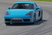 マルメのサーキットを行く「718ケイマン」。動力性能は0-100km/h加速が5.1秒で、最高速が275km/h（6段MT仕様）。7段PDK仕様だと前者が4.9秒に短縮される。