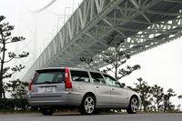 【ダイナミックエディション特別装備】メタリック/パールペイント／クローム・ドアミラーカバー＆ドアハンドル／スペシャルデザイン”Cassiopeia”7.5J×17アルミホイール／リアルーフスポイラー／フロントフォグランプ／バイキセノンヘッドライト／チルトアップ機構付電動ガラス・サンルーフ／デュアルカラーコーディネート・インテリア＜プレミアム・ソフトレザー・スポーツシート＞＜プレミアム・ソフトレザー・ドアパネル＞＜フロアマット＞／3本スポーク・アルミインレイ・スポーツステアリング／アルミニウム・パネル（メッシュ仕上げ）／ラゲッジカバー／CD/MD付ハイパフォーマンス・オーディオシステム／フロントパワーシート