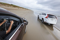 クルマの通行が可能な砂浜として知られる「千里浜なぎさドライブウェイ」を、ディーゼル車とガソリン車、2台の「XC60」が駆ける。
    