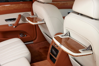 写真のピクニックテーブルはオプション（27万1100円）。