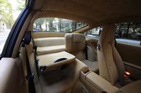 小ぶりながらリアにもシートが備わる点は、他スーパースポーツに対する「ポルシェ911」のアドバンテージとされる。写真のように、背もたれを倒してラゲッジスペースとすることも可能。