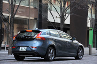 【テスト車のオプション装備】パノラマ・ガラスルーフ＝18万円／メタリックペイント＝8万円／歩行者エアバッグ＝6万円／PCC（パーソナル・カー・コミュニケーター）キーレスドライブ＝3万円／パーク・アシスト・パイロット、パーク・アシスト・フロント＝5万円／リアビューカメラ＝6万円／ナビゲーション・パッケージ＝20万円／レザー・パッケージ＝20万円／セーフティ・パッケージ＝20万円／ETC車載器＝2万5000円