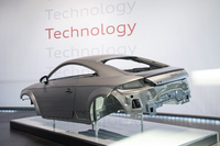 「アウディTT」に用いられるコンポジット（複合）構造のボディー。フロアまわりには高張力鋼板を、ボディーフレームの上部とアウターパネルにはアルミニウムを採用している。（写真＝独アウディ）