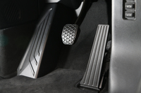 
    「i3」はアクセルオフで、最大約0.2Gという減速度の回生ブレーキが作動。状況次第では、ブレーキペダルを一切踏まずにクルマを完全停止させることができる。
    