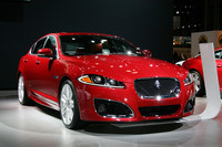 「ジャガーXF」は、お化粧直しで上位モデルの「XJ」とそっくりの顔に。