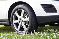 「ブラッククローム」のアルミホイール。タイヤサイズは235/55R19。