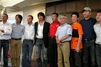 会場に姿をあらわした日本人エントラントたち。ここのところ不運が続く三菱のエース、増岡浩（右から5番目）は、「三菱の7連勝、12勝目はゼヒ私の手でとりたい」と意欲を見せた。