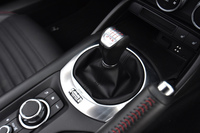 トランスミッションには6段MTと6段ATを用意。車両重量は、前者が1130kg、後者が1150kg、燃費は前者が13.8km/リッター、後者が12.0km/リッターとなる（JC08モード）。