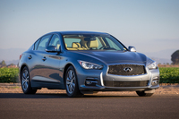 インフィニティQ50ハイブリッド
    