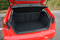 荷室の容量は340リッター。6：4分割可倒式の後席を全て倒すと1220リッターまで拡大する。（写真をクリックすると荷室アレンジの様子が見られます）
    