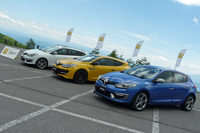 発表の舞台となった「浅間ヒルクライム2014」にて、同時に改良を受けた「メガーヌ ルノー・スポール」（中央）とともに展示される「メガーヌ ハッチバックGT220」と「メガーヌ エステートGT220」。
    