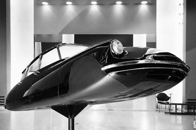 1957年、ミラノ・トリエンナーレで作品として展示された「シトロエンDS」。